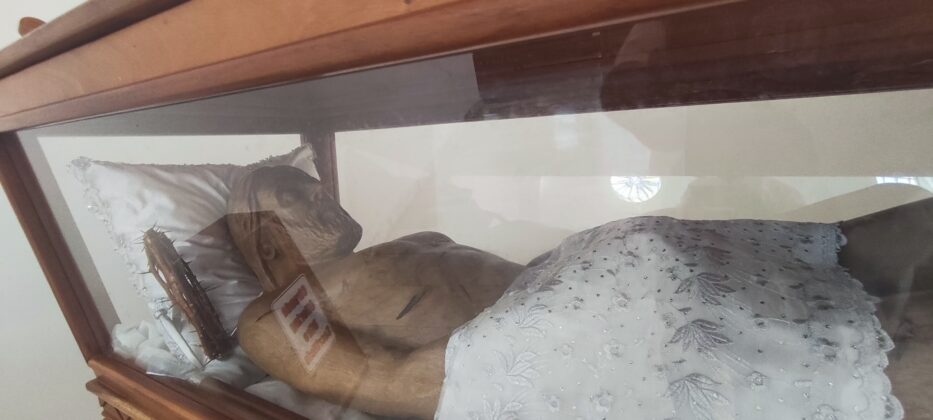 Cristo en un sepulcro en un Santo de Palo en el Santuaio
