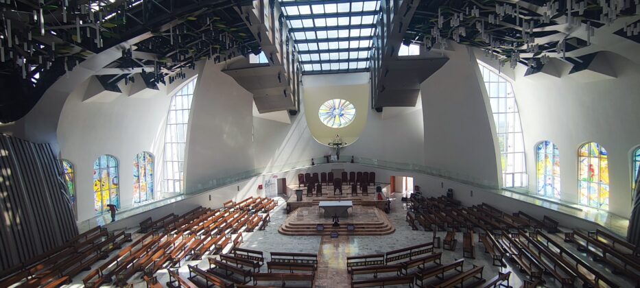 Vista interna de desde el segundo nivel del Santuario Santo Cristo de los Milagros.