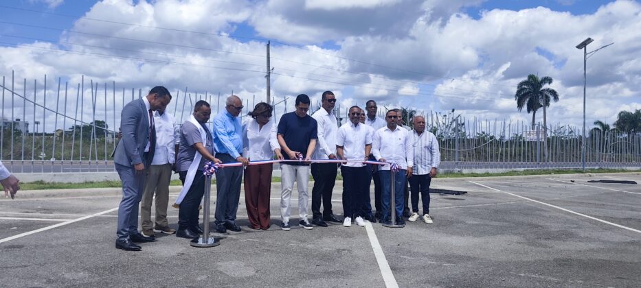 David Collado encabeza el corte de cinta que dej&oacute; inaugurada la verja perimetral del Santuario