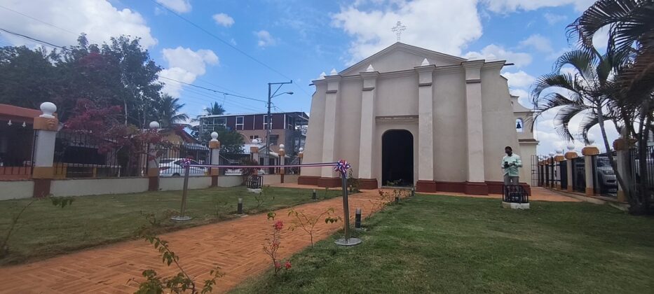 Vista panor&aacute;mica frontal del templo