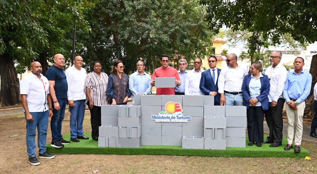 En el inicio trabajos Parque San Miguel, David Collado destacó la dinamización que vive la Ciudad Colonial, que ya recibe el 8% de los turistas que visitan el país.