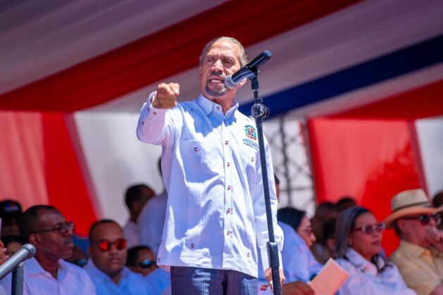 Juan Pablo Uribe, director de la Comisi&oacute;n Presidencial de Efem&eacute;rides Patria, habla durante el acto de celebraci&oacute;n del 182 aniversario de la Batalla del 19 de Marzo en Azua