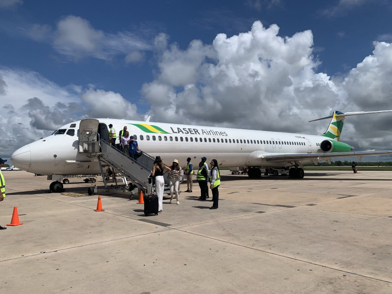 El primer vuelo de Laser Airlines aterrizó en el país a la 1:00 de la tarde en el Aeropuerto Internacional de Las Américas (AILA), desde donde posteriormente despegó a las 2:30 de la tarde con destino a Caracas.
