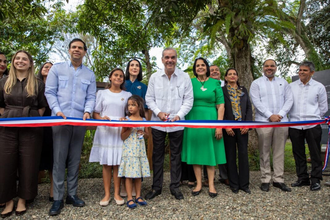 Finalizado el acto del primer centenario del natalicio de Minerva Mirabal, el presidente Abinader realizó el corte de cinta de la exposición 