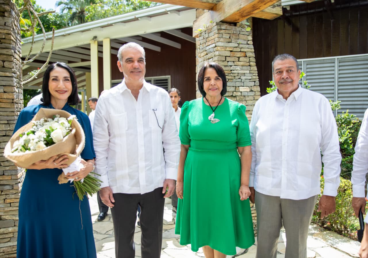 La primera dama Raquel Arbaje, el presidente Luis Abinader, Minou Tavárez Mirabal, Manolo Tavárez Mirabal tras depositar una ofrenda floral en honor a Minerva Mirabal en el mausoleo de la Casa Museo Hermanas Mirabal.