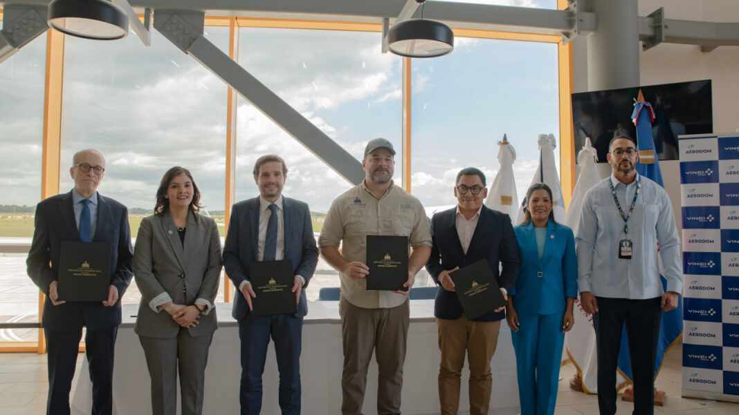 El ministro de Medio Ambiente y Recursos Naturales, Paíno Henríquez, y ejecutivos de Aerodom tras la firma de la iniciativa que busca desarrollar un proyecto piloto de carbono azul enfocado en la protección de ecosistemas marino-costeros