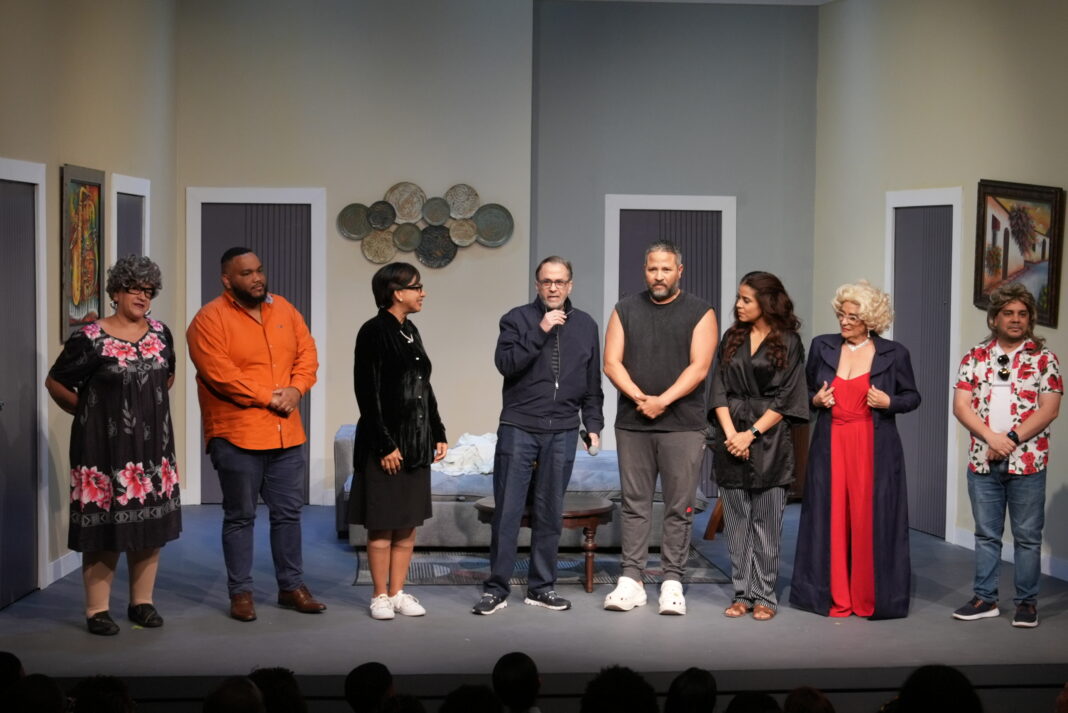 Escena de la obra Mis Tres Suegas en el cierre de la Temporada de Teatro en su quinta edición posicionándola como uno de los espacios más sólidos del calendario cultural, expandiendo su alcance territorial y fortaleciendo el compromiso de Banreservas con el desarrollo de la creación escénica
