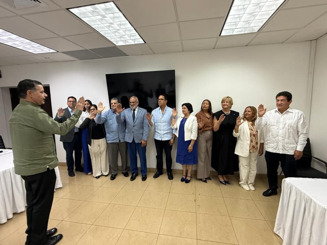 Momento de la juramentacion de los directivos de la Alianza Turismo de Salud de Santiago.