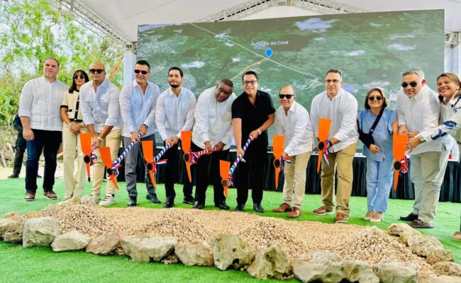 Momento en que autoridades locales y empresarios inmobiliarios dan el primer picazo para el Boulevard Turístico La Otra Banda–Punta Cana.