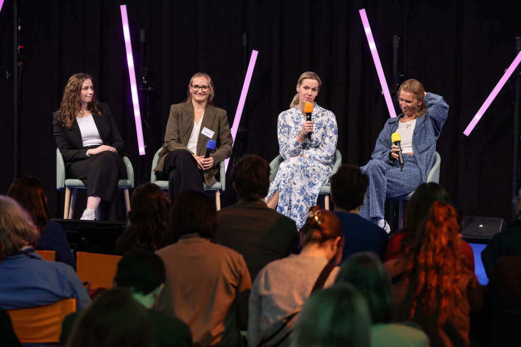Panel “Coraje, poder y mujeres emprendedoras liderazgo femenino en el turismo” en la ITB de Berlín 2026. De izquierda a derecha, Ann-Kathrin Kopp, Lisa-Marie Küchler, Katrin Rieger, Maren Merken.