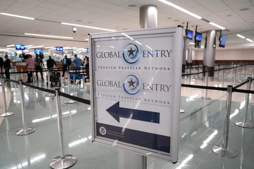 Para la industria de viajes, el restablecimiento del programa Global Entry envía una señal de estabilidad al mercado y refuerza la confianza de los viajeros frecuentes. Fotografía de Jacob Langston publicada por el The New York Times.