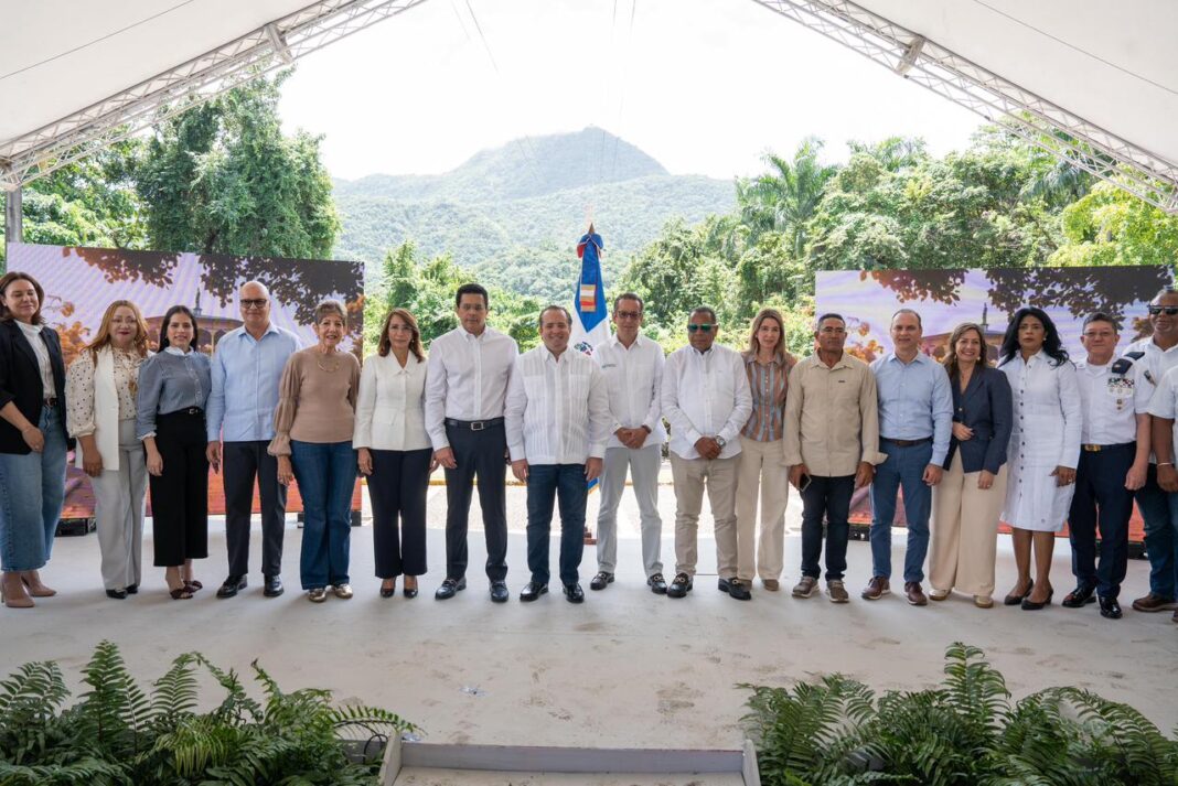 Momento del acto en que los ministros de Turismo y de la presidencia anunciaron el proyecto asegurando que el nuevo sistema estará listo en 18 meses y que triplicará la capacidad de pasajeros, reducirá el tiempo de trayecto y cumplirá con estándares internacionales de seguridad.
