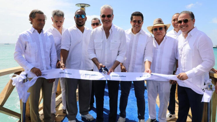 Abinader, Collado y empresarios y autoridades locales en la inauguraci&oacute;n del muelle tur&iacute;stico en la Isla Catalina.