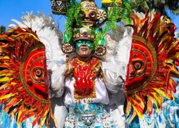 Comparsas y personajes dieron color y vida al Desfile Nacional de Carnaval 2026