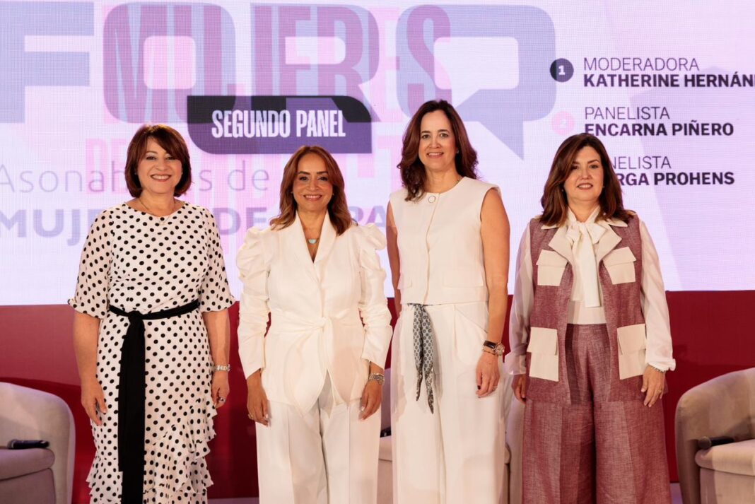Rossana Ruiz, Aguie Lendor, Lina García y Lucile Houellemont en el primer panel de Mujeres de Impacto de Asonahores.