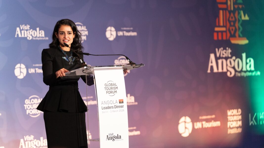Shaikha Al Nuwais, Secretaria General de Turismo de la ONU, mientras habla en la Cena del Foro Global de Turismo en la ITB de Berlín.