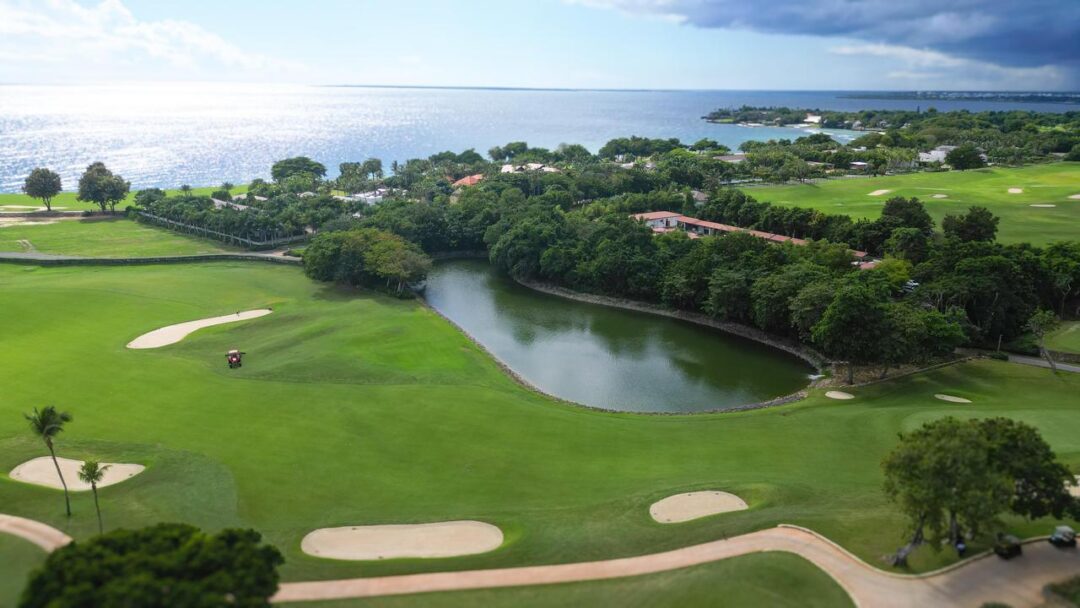 Vistas del icónico campo de golf Teeth of the Dog de Casa de Campo tras su restauración