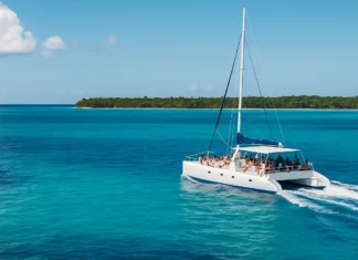 Riu lamenta muerte de turista en isla Saona, “fuera de sus áreas de operación” A diario desde las costas este del país salen numerosas excursiones en catamaranes a la Isla Saona.