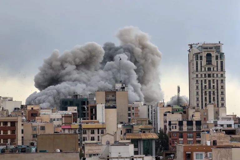 Una columna de humo se eleva tras un ataque en Teherán, Irán, el lunes 2 de marzo de 2026 - Crédito Mohsen Ganji Yahoo Noticias