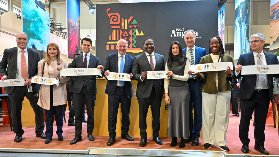 Momento de la apertura del stand de Angola, país invitado de honor este año en la ITB de Berlín.