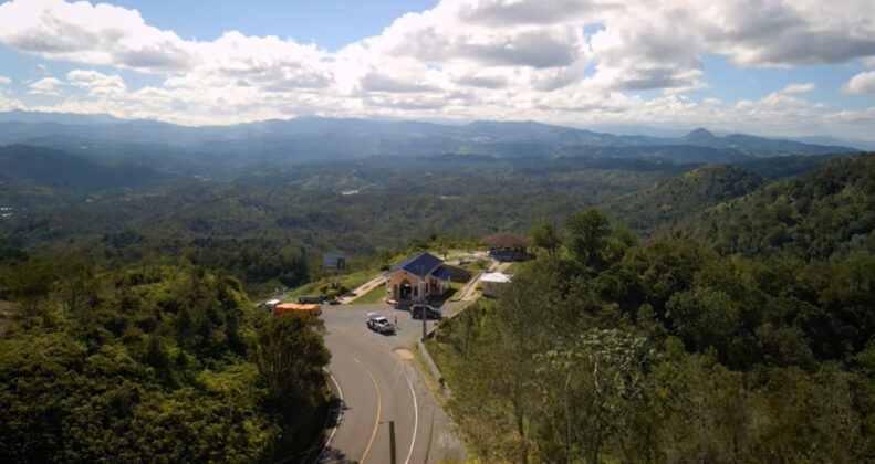 Vista a&eacute;rea del Santuario de la Altagracia en la Reserva Cient&iacute;fica Ebano Verde en la Carretera Bonao Constanza