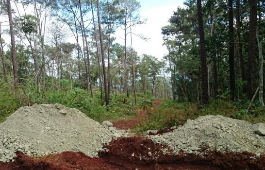 Vista de una zona montañosa en la que empresario depredaron una gran zona para levantar cabañas turísticas. El proyecto fue cerrado por Medio Ambiente.
