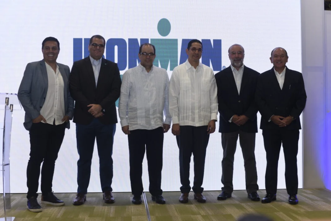 Momento del anuncio de la nueva edición de Ironman 70.3 Encabezan la fotografía Jorge Subero Medina, presidente ejecutivo de Cap Cana y Wilber Anderson, CEO de SBR Sports LLC, empresa organizadora del evento.