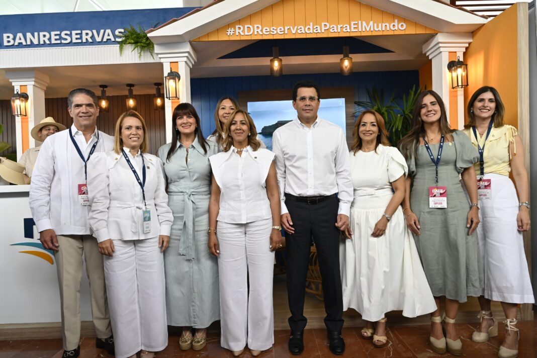 Figuran los integrantes del equipo de Negocios Turísticos del Banco de Reservas junto al ministro David Collado y funcionarios del Ministerio de Turismo en la feria DATE 2026.