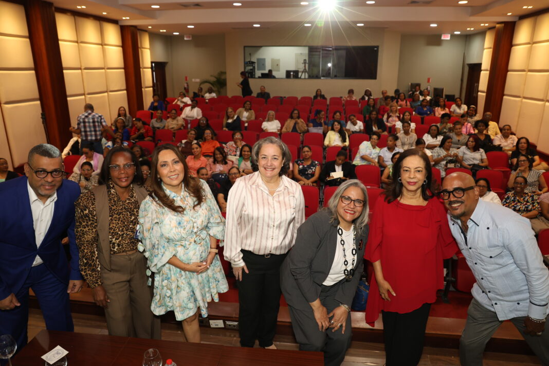 Ponentes en el IX Foro sobre la Comprensión Lectora organizado por Grupo Editorial Loro y PUCMM para analizar los desafíos del lenguaje en la era digital