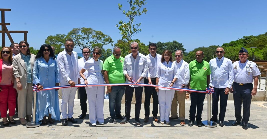 El presidente Luis Abinader y David Collado encabezan la inauguración de las obras de remozamiento de la Playa de Sosúa, en Puerto Plata. El presidente Abinader llamó a los vendedores que recibieron sus nuevos negocios a cuidarlos y protegerlos.