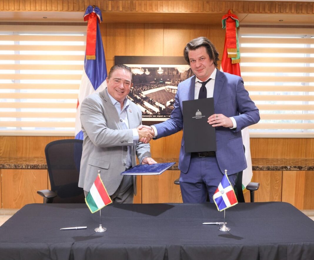Héctor Porcella, presidente de la Junta de Aviación Civil (JAC) y Máté Lőwinger, director de la Dirección General de Aviación Civil de Hungría (DGAC), se saludan tras la firma del acuerdo en la sede de la JAC.
