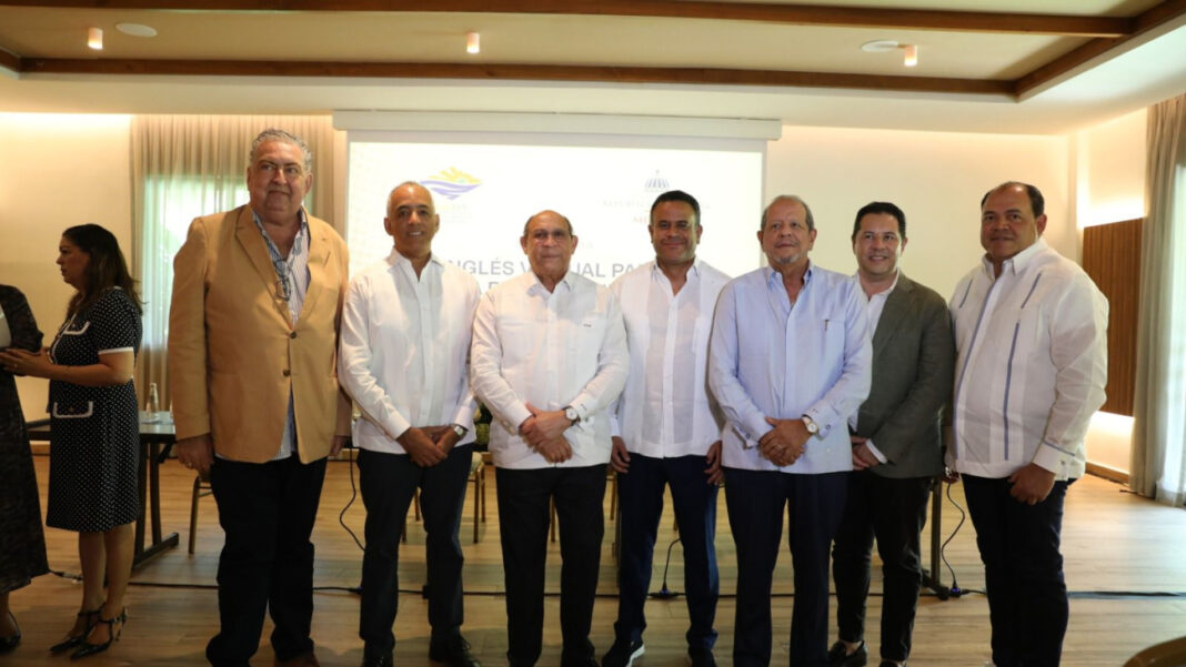 Rafael Santos, ministro de Mescyt, junto a líderes hoteleros del este al presentar la iniciativa que busca fortalecer las competencias lingüísticas de empleados hoteleros en Punta Cana y zonas aledañas.