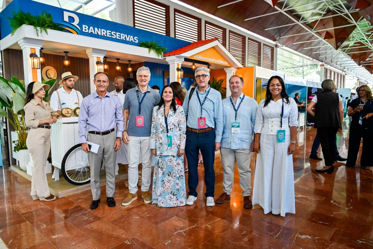 Figuran Deyanira Pappaterra vicepresidenta de Negocios Turísticos, al centro, junto a los integrantes del equipo de Negocios Turísticos del Banco de Reservas junto a visitantes de la feria DATE 2026.