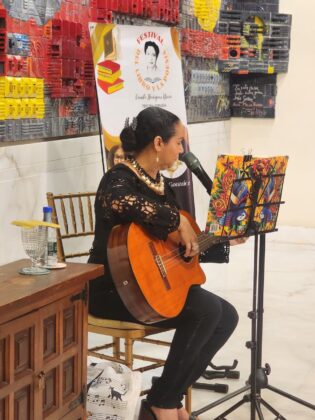 La artista Virna Garc&iacute;a musicaliz&oacute; los poemas de Camila Henr&iacute;quez Ure&ntilde;a.