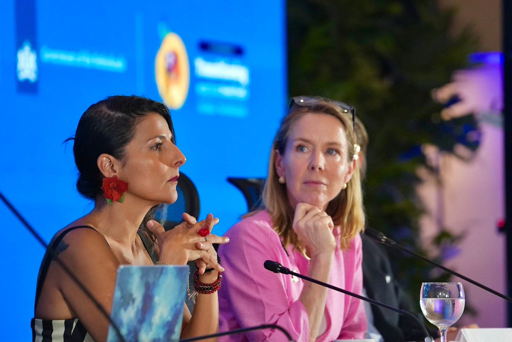 Irene Vélez, ministra de Ambiente de Colombia, junto a la ministra de Clima y Crecimiento Verde de los Países Bajos, Stientje van Veldhoven, en la Conferencia para la eliminación de los Combustibles Fósiles, en Santa Marta, Colombia.