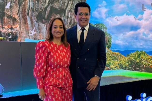 Angie Lendor, vicepresienta ejecutiva de Asonahores junto a David Collado, ministro de Turismo de la Rep&uacute;blica Dominicana.
