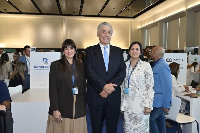 El presidente de Asonahores, Juan Bancalari, junto a líder empresariales durante el DR Trade Show Miami 2026.