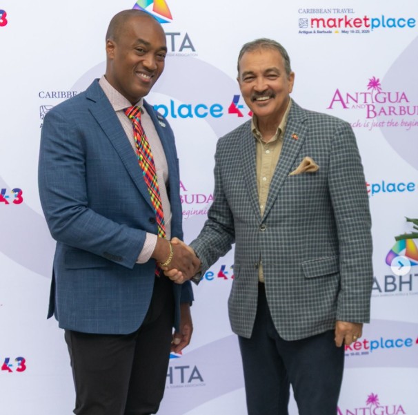 Sanovnik Destang, presidente de CHTA y Colin C. James, CEO, Autoridad de Turismo de Antigua y Barbuda se saludan en uno de los encuentros organizativos del Caribbean Travel Marketplace 2026.