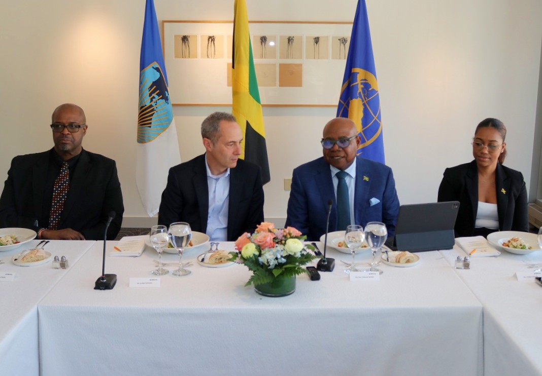 El Ministro de Turismo, el Honorable Edmund Bartlett (al centro con gafas), se dirige a los miembros del Directorio del Banco Interamericano de Desarrollo (BID) durante un almuerzo reciente ofrecido en su honor tras su reunión con los miembros del Directorio del BID en Washington D.C.