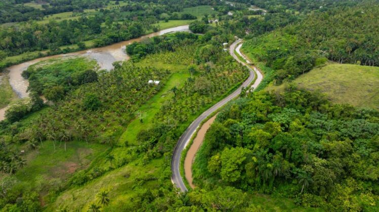 Carretera que une a varias comunidades de la provincia Mar&iacute;a Trinidad S&aacute;nchez