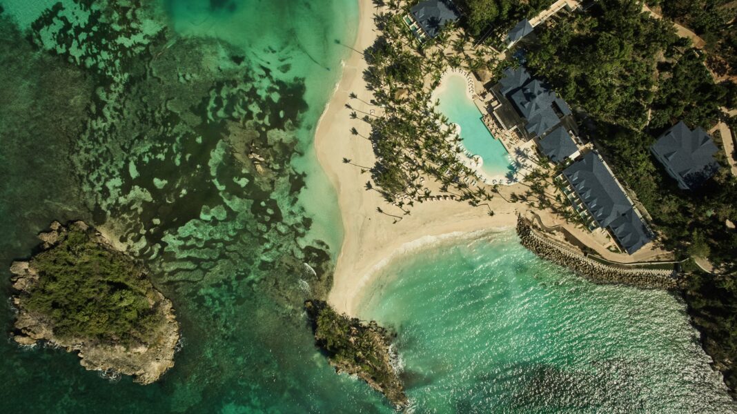 Cayo Levantado Resort obtiene un prestigioso galardón de Forbes Travel Guide consolidándose como un referente global en sostenibilidad y ética empresarial. Las calificaciones se muestran en ForbesTravelGuide.com