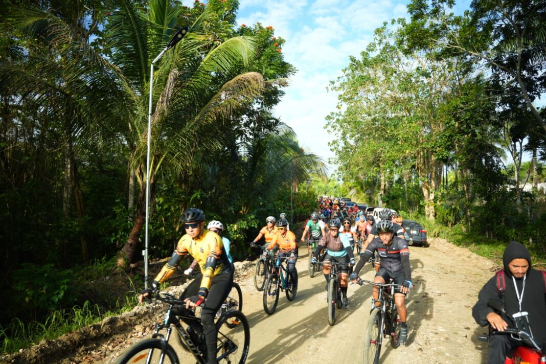 El circuito de 35 kilómetros de la Ruta de Montaña Bayahíbe 2026 se convirtió en un viaje sensorial durante el que se pedaleó, cruzaron comunidades rurales, se recorrieron senderos más densos del Parque Nacional Cotubanamá y se llegó al final del río Chavón.