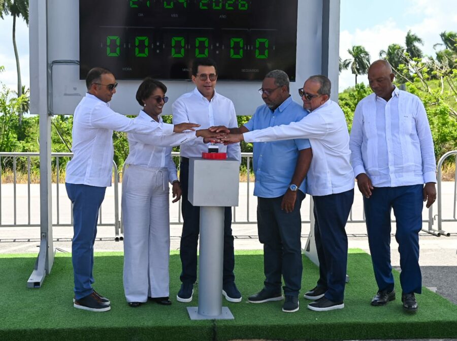 De izquierda a derecha: Ramón Ramírez (Manolito), alcalde de Veron; Deysi de Óleo, gobernadora de la provincia La Altagracia; David Collado, ministro de Turismo; Rubén Montas, alcalde de Nisibón; Ernesto Veloz, presidente de Asoleste y Ángel del Rosario, diputado