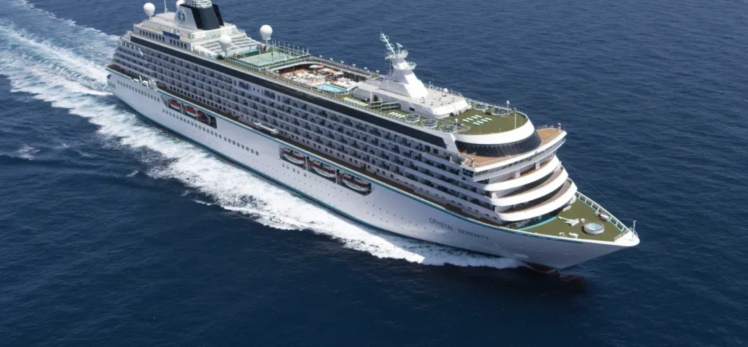 Imagen del crucero Cristal Serenity que realiza la ruta Vuelta al Mundo 2026 de Crystal, un viaje de 135 días que recorrerá 72 destinos en 27 países, prometiendo experiencias sin precedentes y exploración cultural.