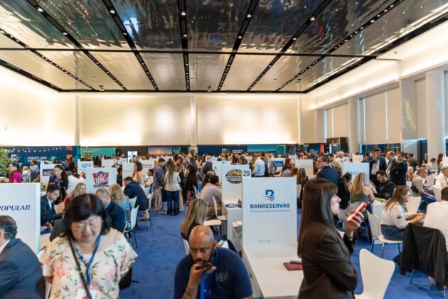 Presionales del turismo durante su participaci&oacute;n en el DR Tradeshow de Mitur en Miami 2