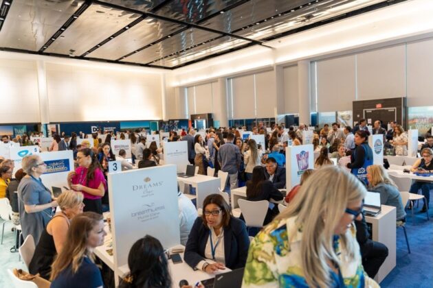 Presionales del turismo durante su participaci&oacute;n en el DR Tradeshow de Mitur en Miami 2