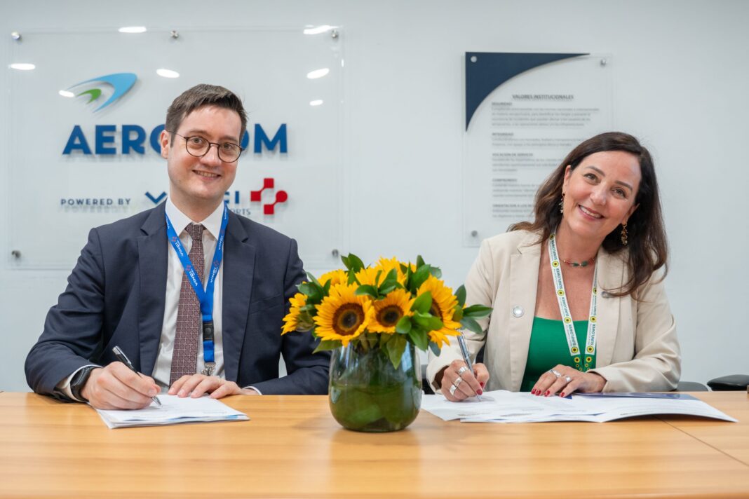 Cyril Girot de Aerodom y Flavia Callafange de Hidden Disabilities Sunflower al momento del anuncio del acuerdo que permitirá ofrecer cordones de girasol gratuitos en el área de pre check-in para que pasajeros con discapacidades no visibles puedan comunicar discretamente sus necesidades al personal aeroportuario.