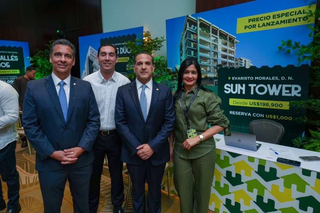 De izquierda a derecha, los señores Francisco Ramírez, Mario Andrés Lama, Leonte Brea y Mariel Paulino.