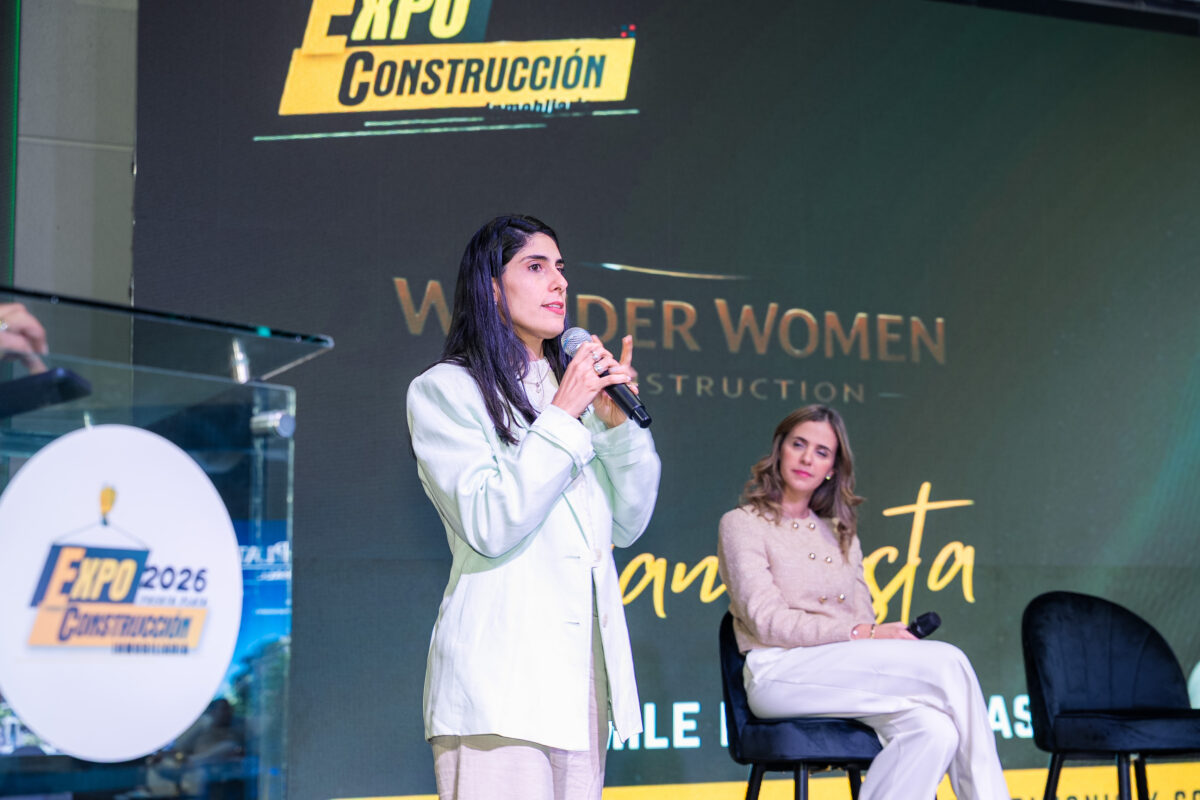 Yamile Rodriguez durante su participación enn el panel “Wonder Women in Construction” un espacio que reunió a destacadas profesionales para analizar los retos, oportunidades e innovaciones que marcan el rumbo del sector.