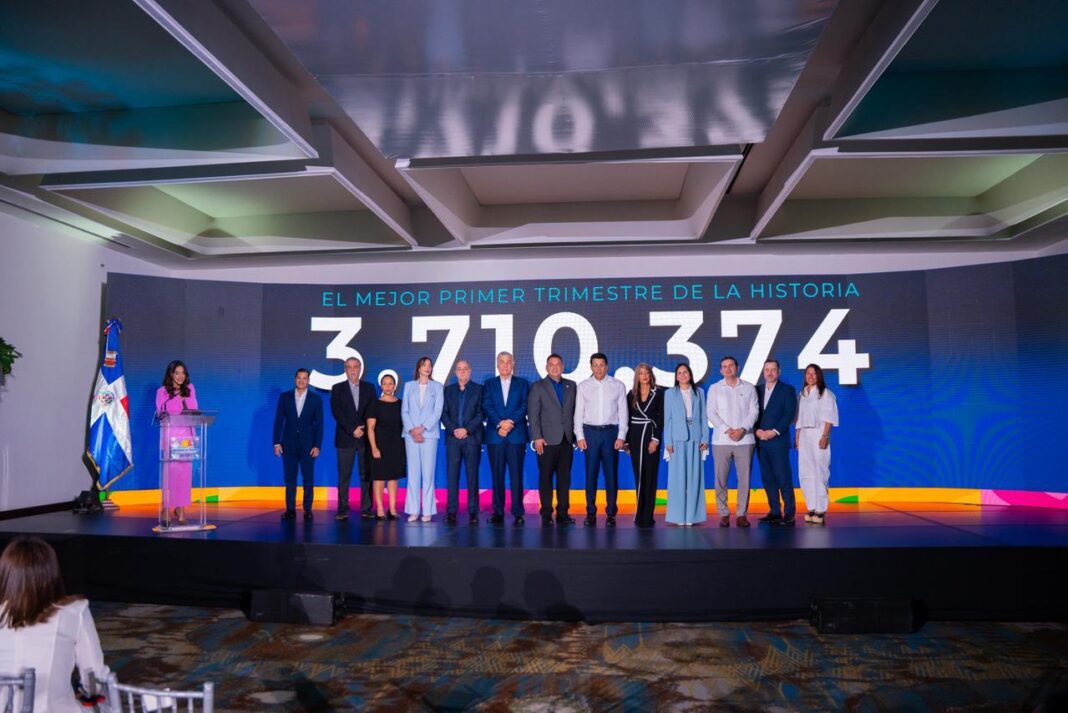 David Collado, ministro de Turismo dominicano, junto a colaboradores y líderes de la industria de turismo celebran las cifras alcanzadas por la industria en el primer trimestre de 2026.